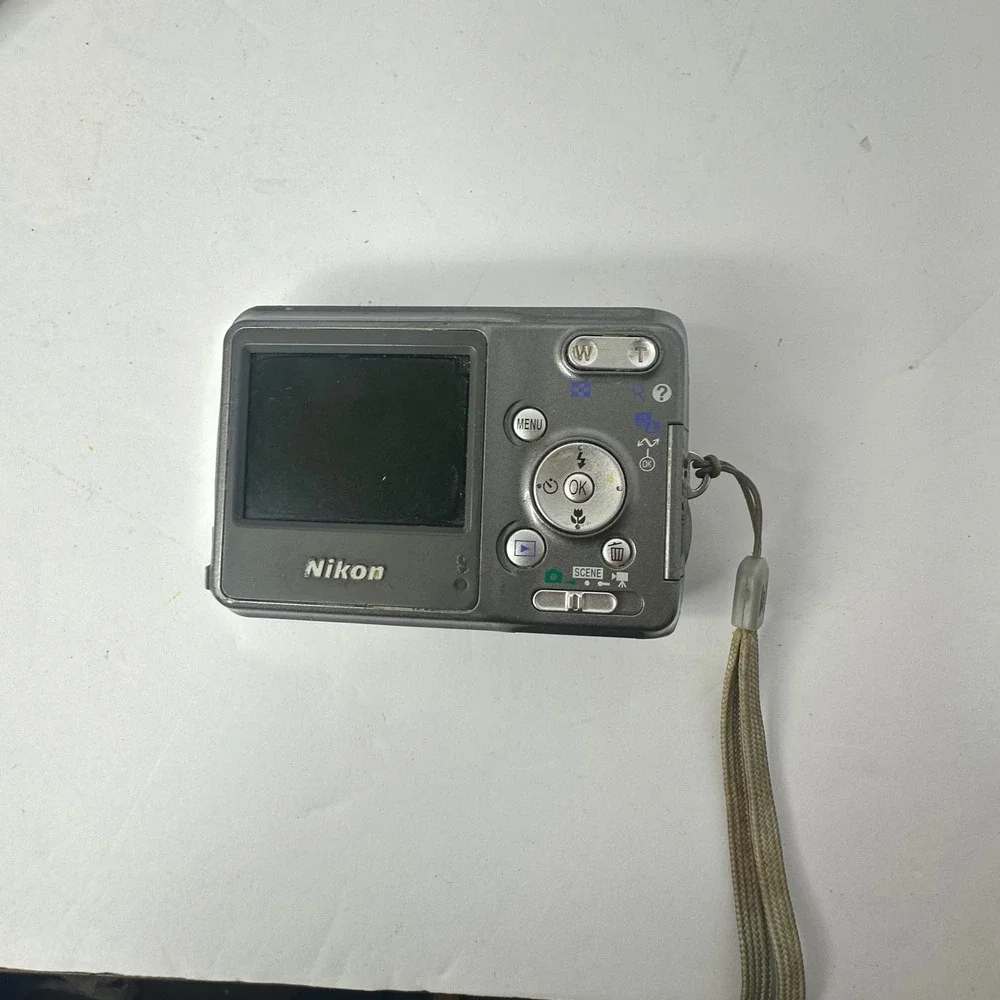 Nikon Coolpix L2 Silver 6.0MP Digital Camera 3x Optical Zoom Tested Boxed
